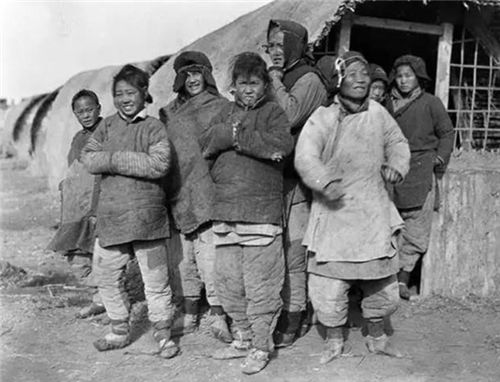 晚清真实的弃婴塔女婴出生就被送入塔中自生自灭堆满就烧毁