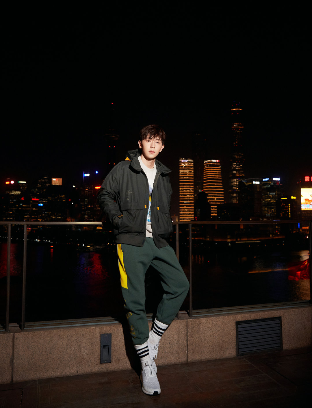 邓伦亮一身活力满满的运动装夜色下也不失帅气俊朗