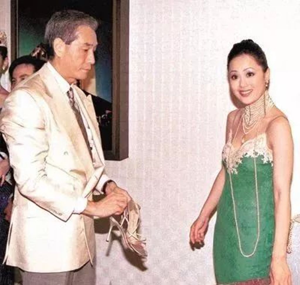 章小蕙呢,也遇到了已婚富商陈曜旻.钟镇涛身边,多了另一个富家女范姜.