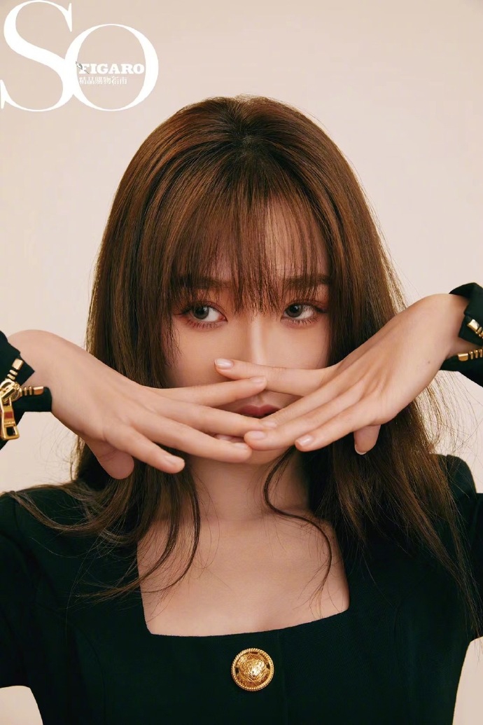 虞书欣 齐刘海配多造型古灵精怪