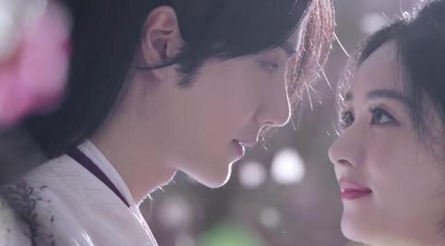 允翡夫妇高甜"樱花吻",谁留意到赵丽颖的脚?过分抢镜了