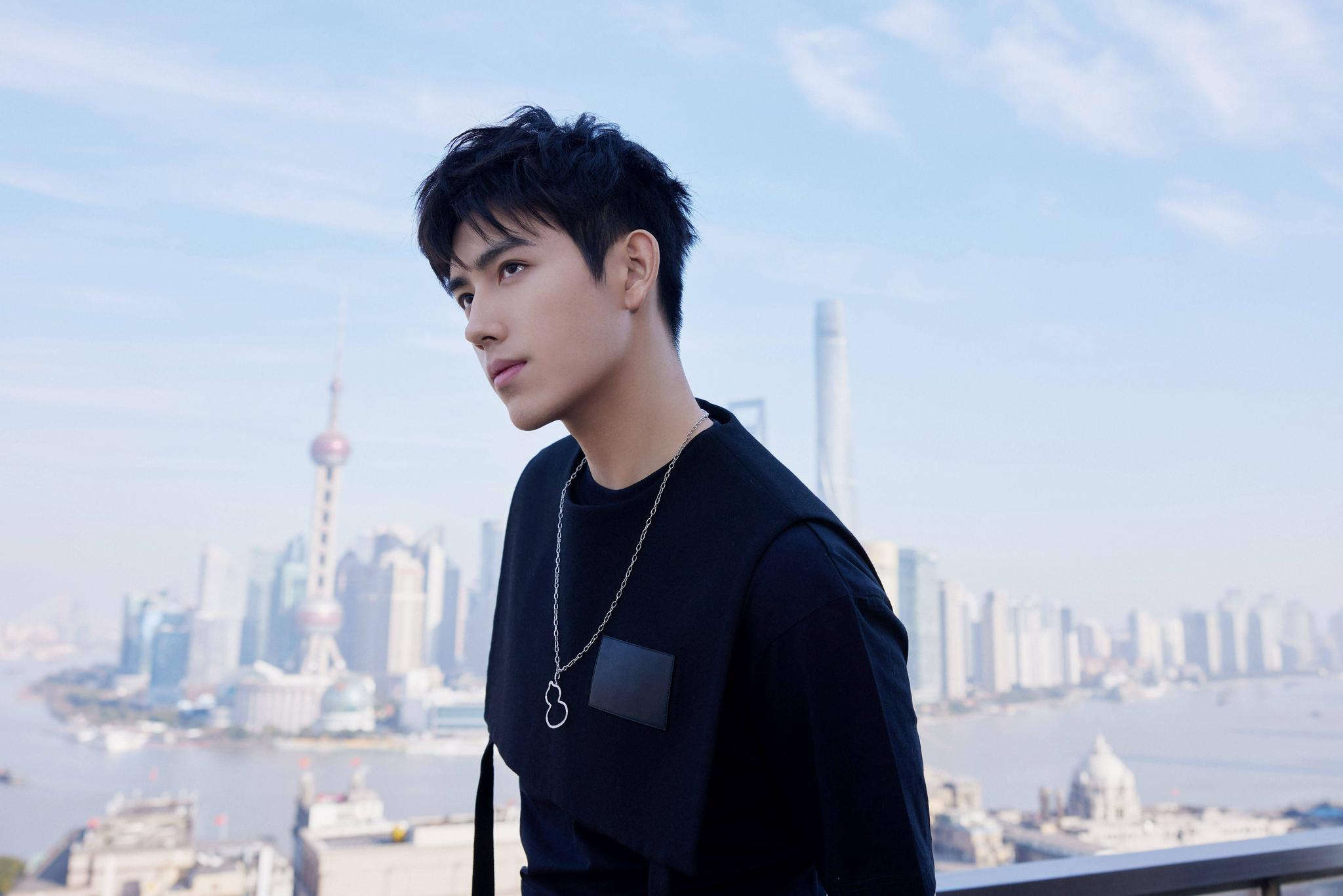 陈飞宇鎏金光影大片,搭配亮眼葫芦配饰,氛围感十足