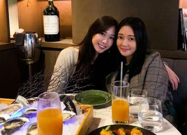 李丽珍晒与女儿合影,女儿颜值引热议,网友:幸亏越来越不像爸爸