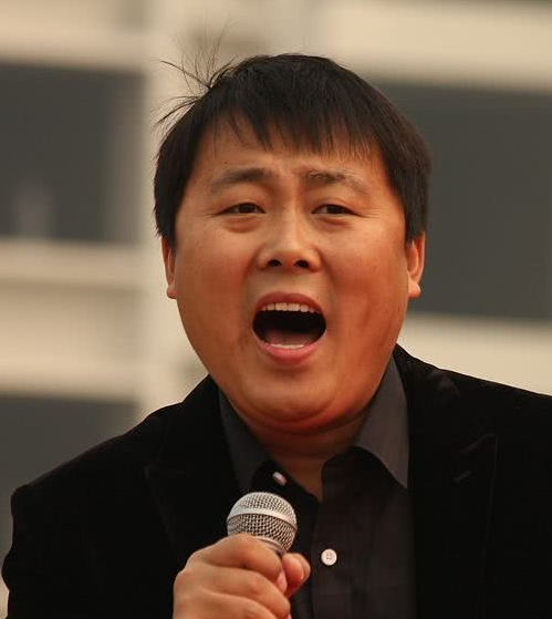 “草根”刘大成近照,成名后身价翻多倍,为妻子在北京买车买房!休闲区蓝鸢梦想 - Www.slyday.coM “草根”刘大成近照,成名后身价翻多倍,为妻子在北京买车买房!休闲区蓝鸢梦想 - Www.slyday.coM