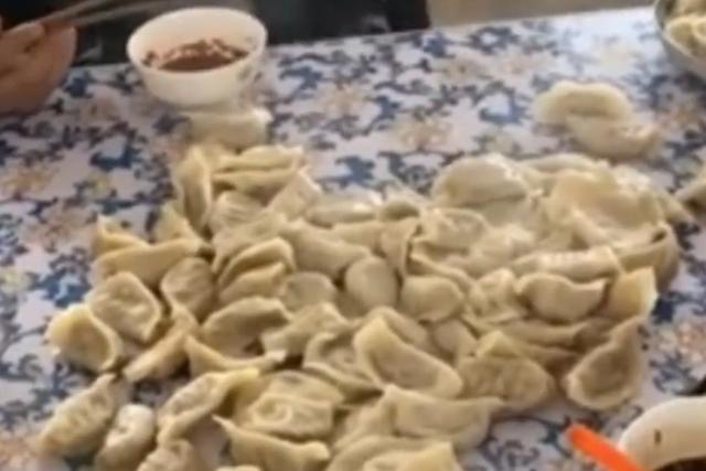 说话东北口音，把饺子倒在桌子上吃，这是什么习俗？瞬间没了胃口|饺子|桌子|口音_新浪新闻