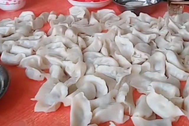 说话东北口音，把饺子倒在桌子上吃，这是什么习俗？瞬间没了胃口|饺子|桌子|口音_新浪新闻