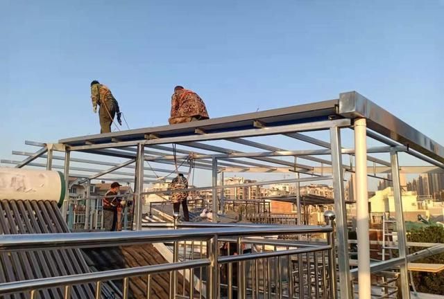 楼顶搭彩钢房成"防漏刚需"?江岸城管:要不得