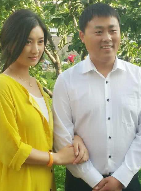 “草根”刘大成近照,成名后身价翻多倍,为妻子在北京买车买房!休闲区蓝鸢梦想 - Www.slyday.coM “草根”刘大成近照,成名后身价翻多倍,为妻子在北京买车买房!休闲区蓝鸢梦想 - Www.slyday.coM