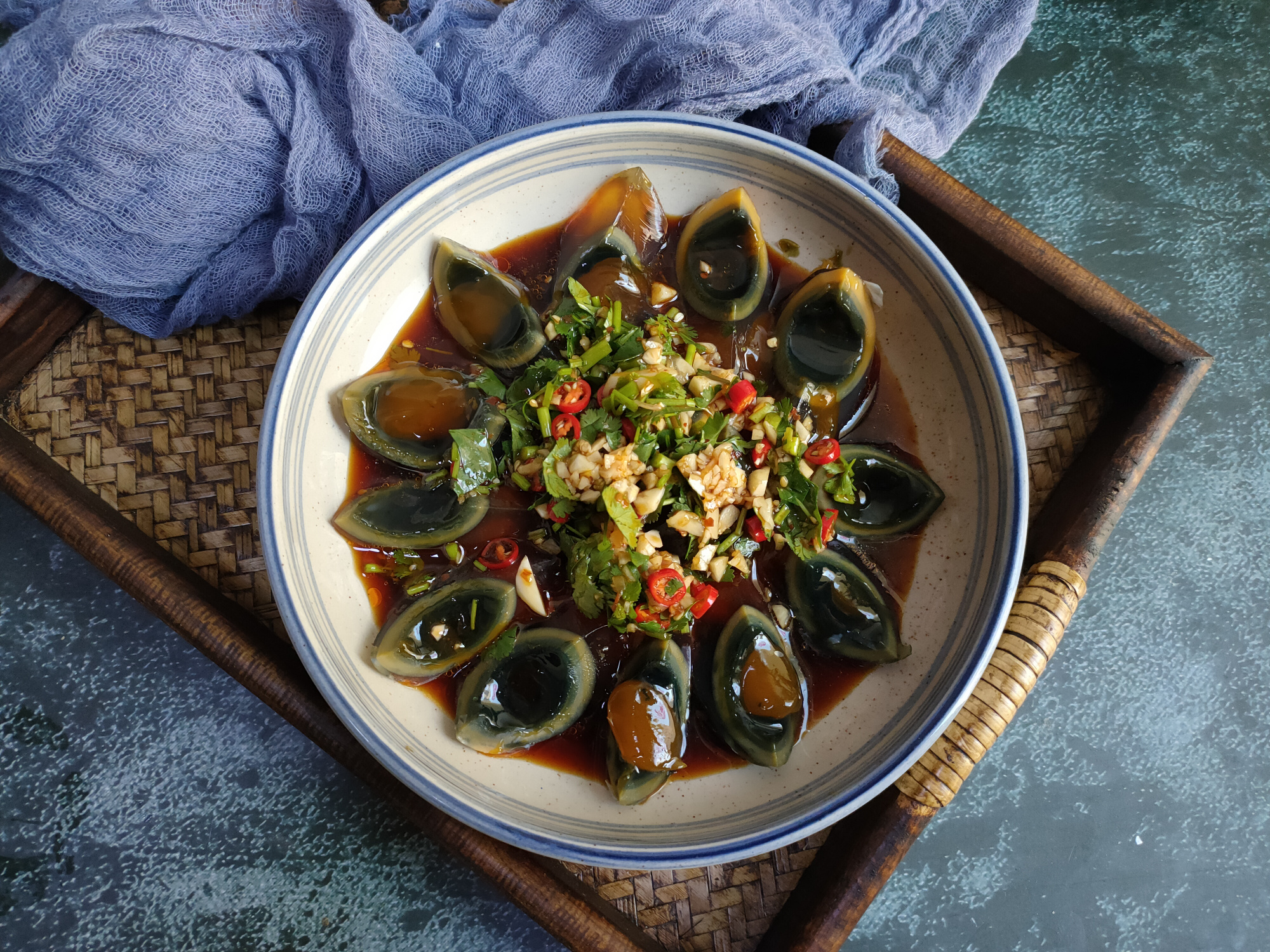 做凉拌皮蛋时多加三样调料皮蛋不腥不涩嫩滑鲜香