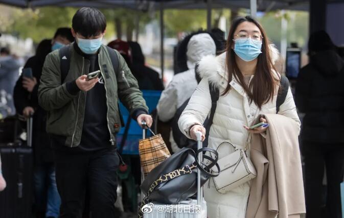 武汉市民户外坚持戴口罩 传染病专家点赞:值得全国推广!