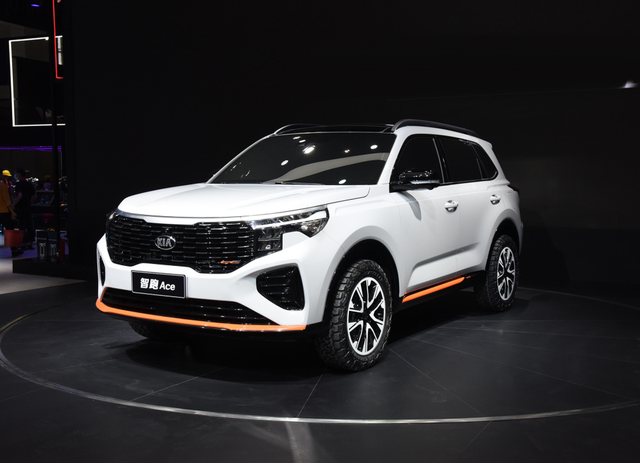 新款起亚智跑实车曝光换全新车标外观更年轻运动