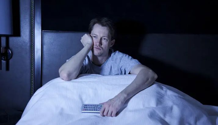 总是半夜惊醒是怎么回事?医生提醒或是这5个因素,不要忽视