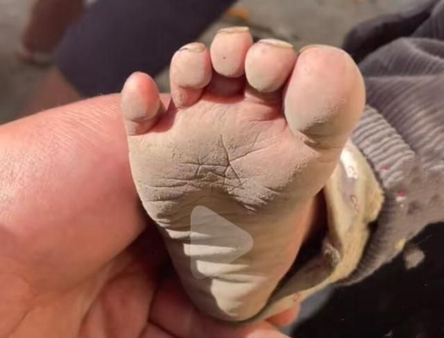 而且不管是衣服上还是小男孩脸上,都是脏兮兮地,要是平时看到这么脏的