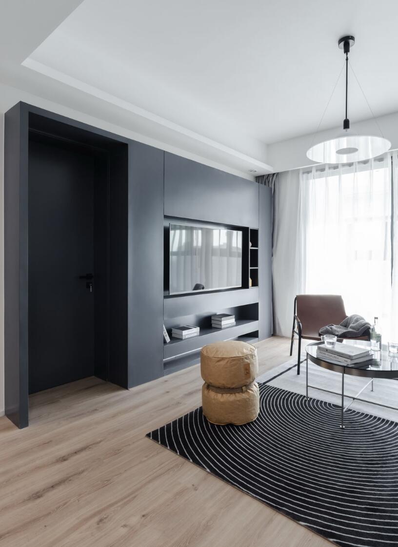 电视墙有房门不必做隐形学她家做柜子更实用且很有仪式感