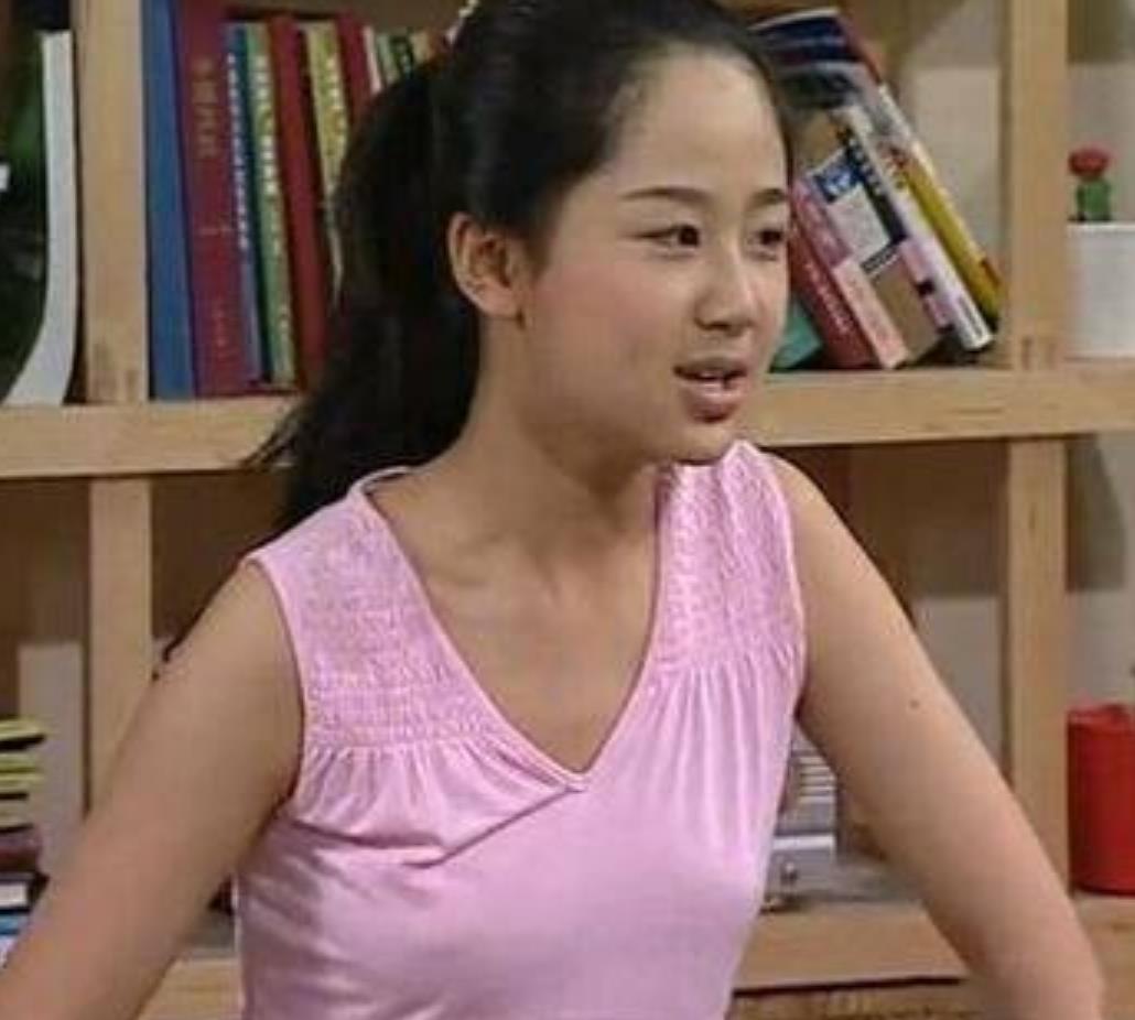 同样都是《家有儿女》小雪,杨紫已经红成一线小花旦,她混成了这