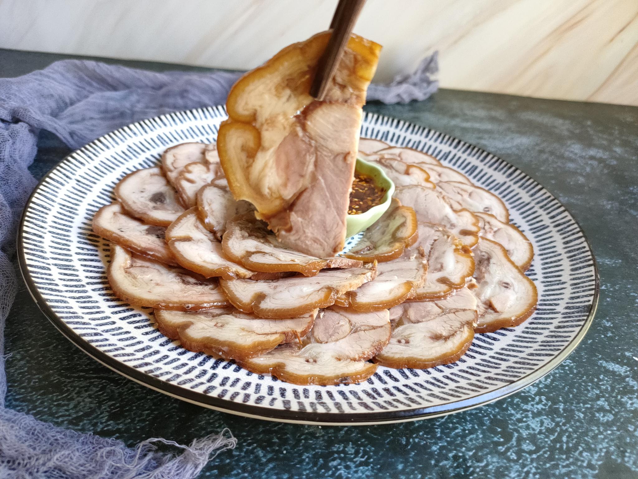 每年春节的硬菜,一煮一卷一切就上桌,好吃又好看,特省事|肘子|肘花|猪