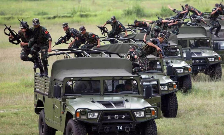 图为猛士装甲车