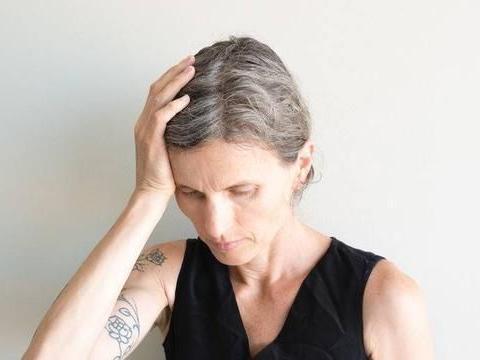 年轻人过早出现白头发,无法接受之下,应如何改善