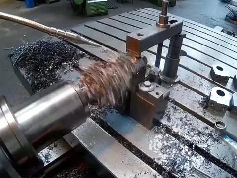 长见识了,镗孔就是这样加工的,车刀顺着内孔旋转铣削