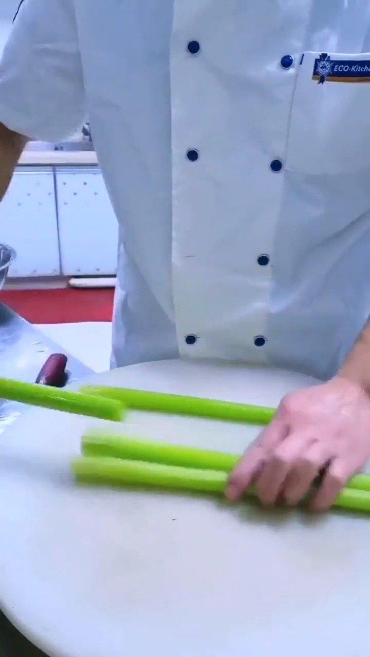 十年大厨教你芹菜切菱形块,你学会了吗