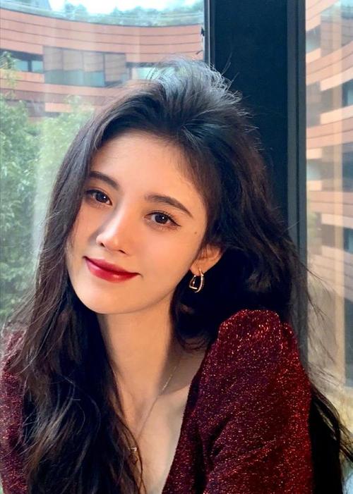 不仅鞠婧祎是月牙脸,原装的刘诗诗也是月牙脸了,减肥太猛的结果