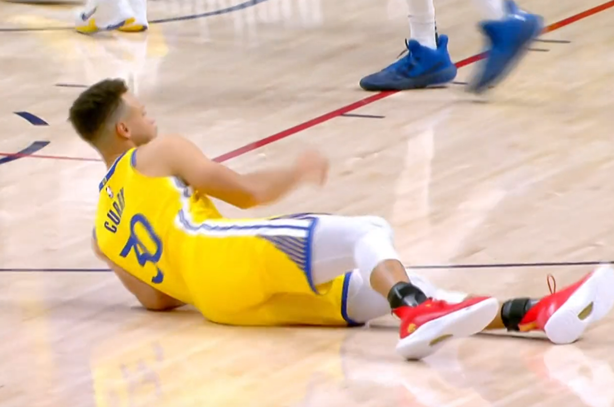 单核带队真难!库里一次攻防回合摔倒 被撞倒,砍3 1维持球队不倒