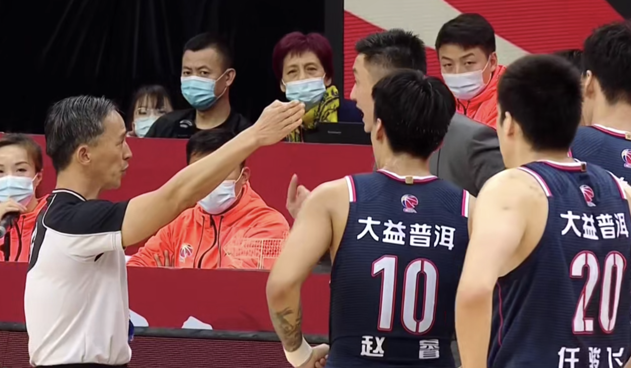 杜锋10秒连吃2t遭驱逐出场,摆手势疑似嘲讽|杜锋|裁判|出场_新浪新闻