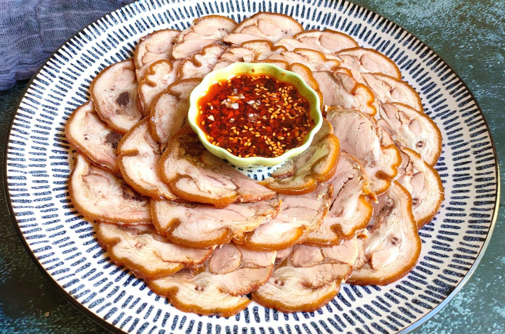 每年春节的硬菜,一煮一卷一切就上桌,好吃又好看,特省事|肘子|肘花|猪