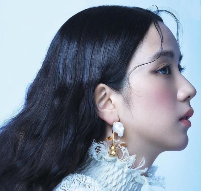 blackpink金智秀新刊封面公开,港风波浪卷腮红脸,真是太有风情