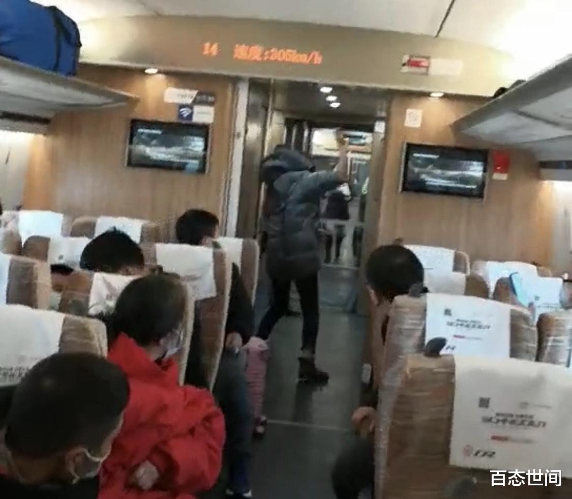 女子乘高铁不戴口罩开外放,踢踹座椅打乘务员,扬言老公亲自来接站休闲区蓝鸢梦想 - Www.slyday.coM