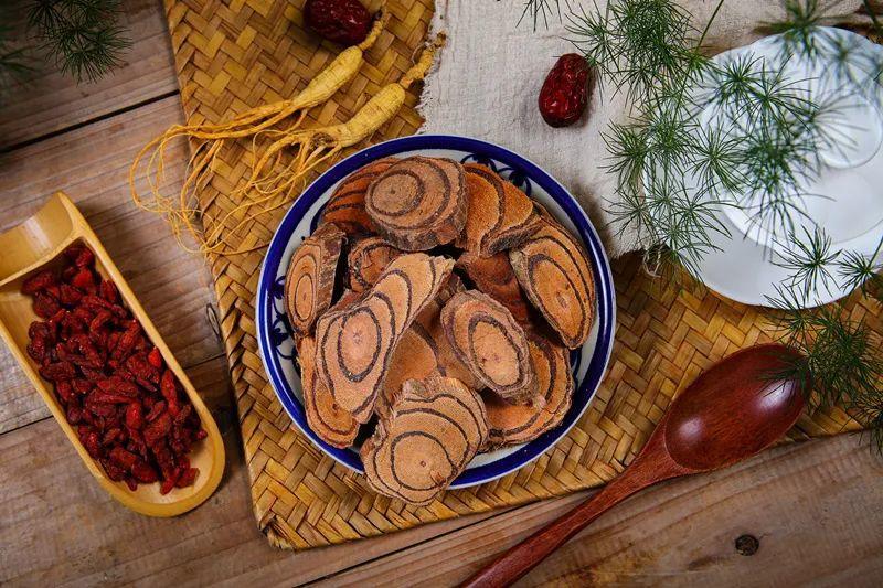 还有很多,比如:血榕树,胭脂树,麒麟血藤,它们同样都有一定的药用价值