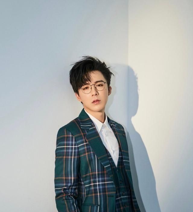 首先,我们来谈谈刘宇宁和吴亦凡,这两个是许多女孩喜欢的艺人,他们