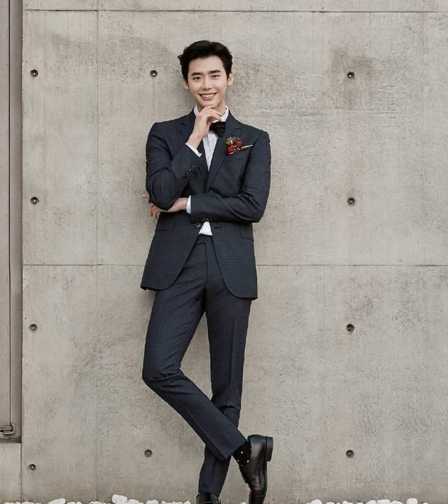 李钟硕退伍后首个画报曝光侧颜俊朗帅气网友赞不绝口