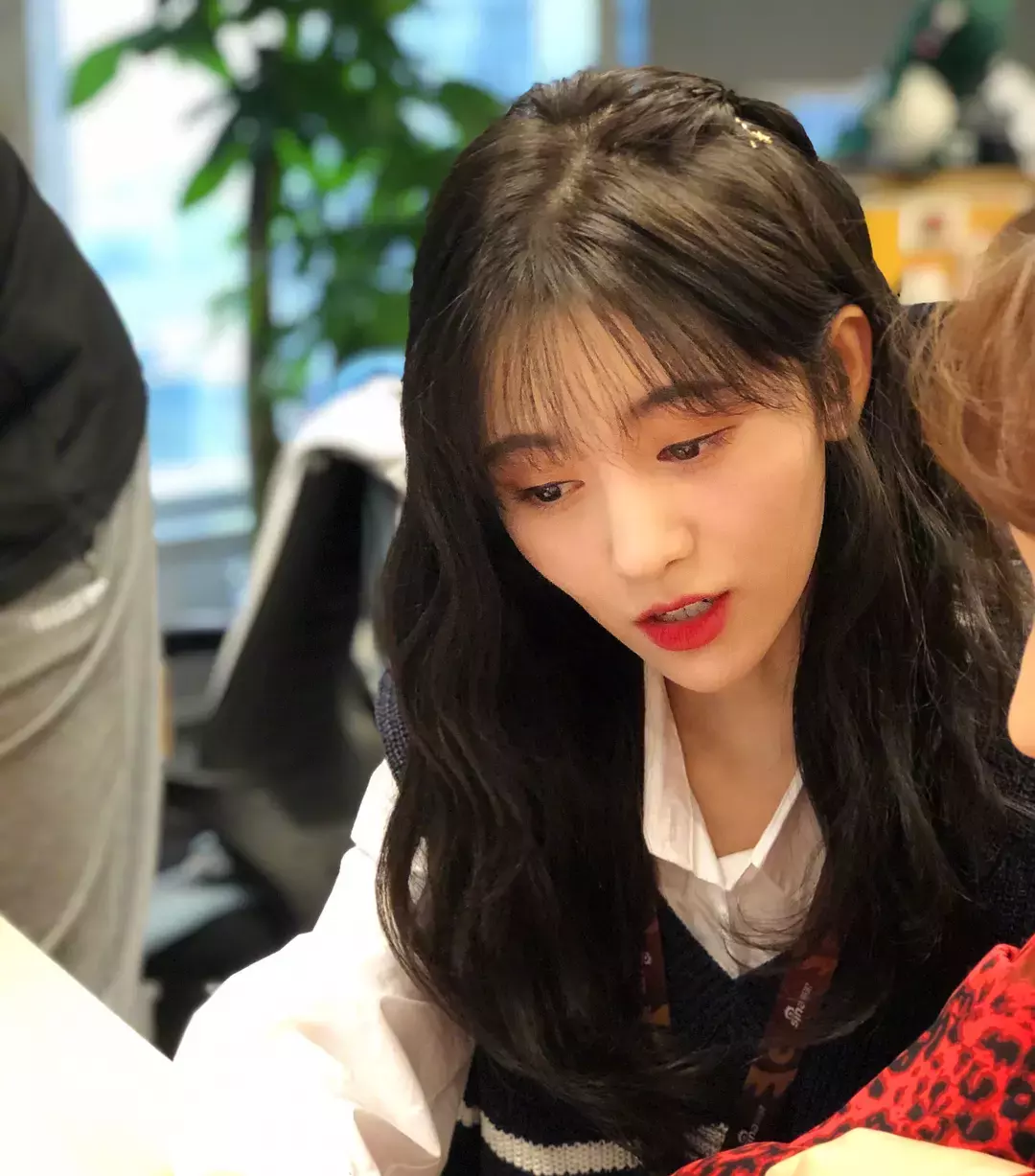 不仅鞠婧祎是月牙脸,原装的刘诗诗也是月牙脸了,减肥太猛的结果