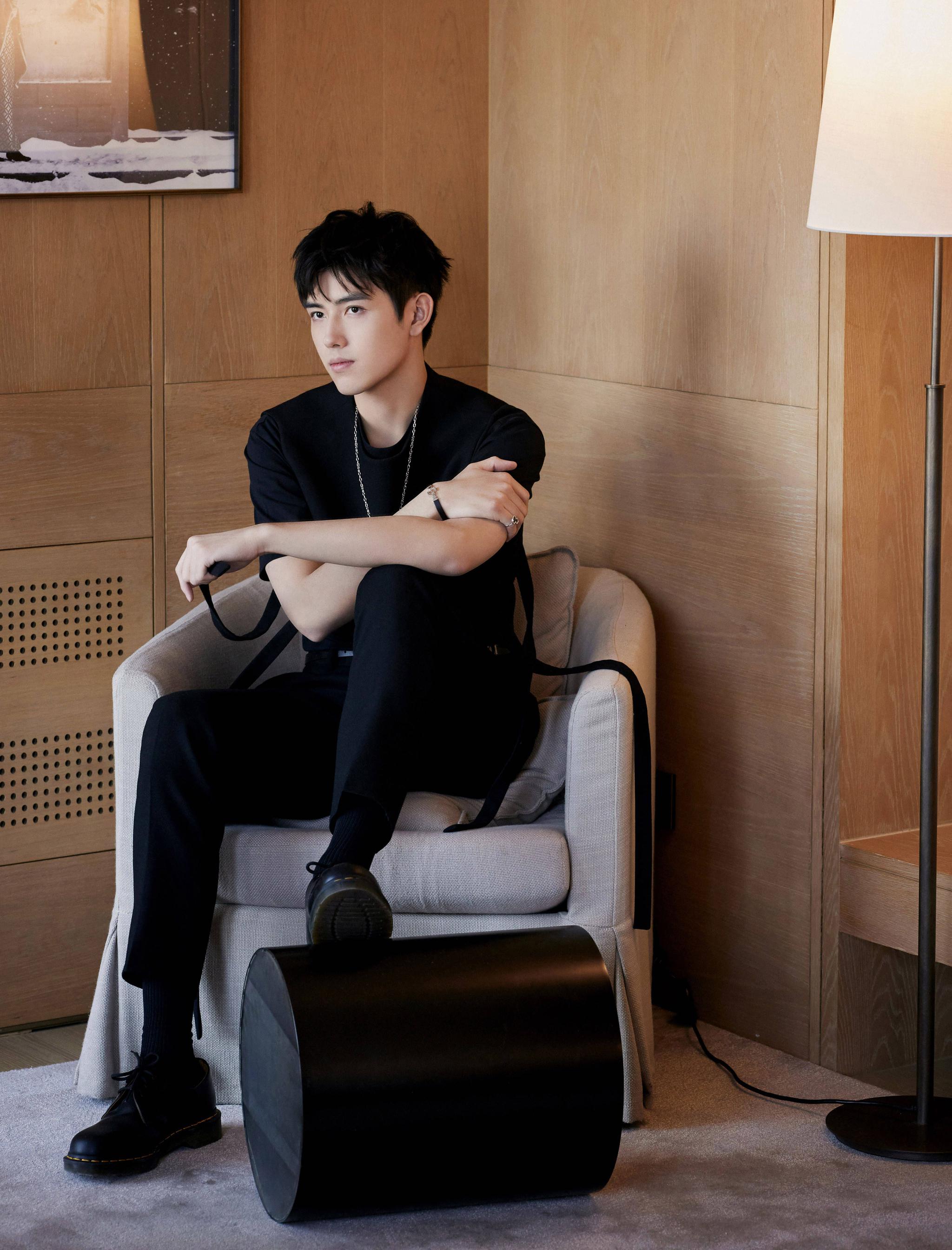 陈飞宇鎏金光影大片,搭配亮眼葫芦配饰,氛围感十足