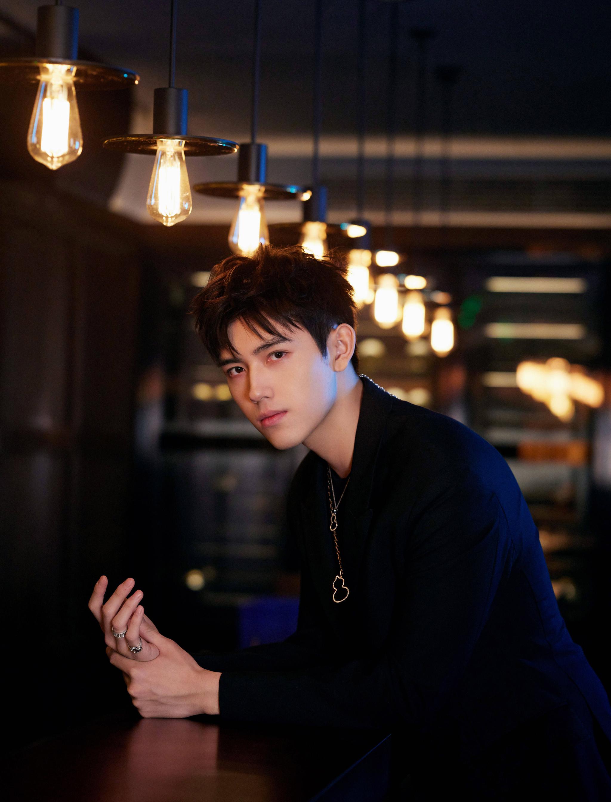 陈飞宇鎏金光影大片,搭配亮眼葫芦配饰,氛围感十足