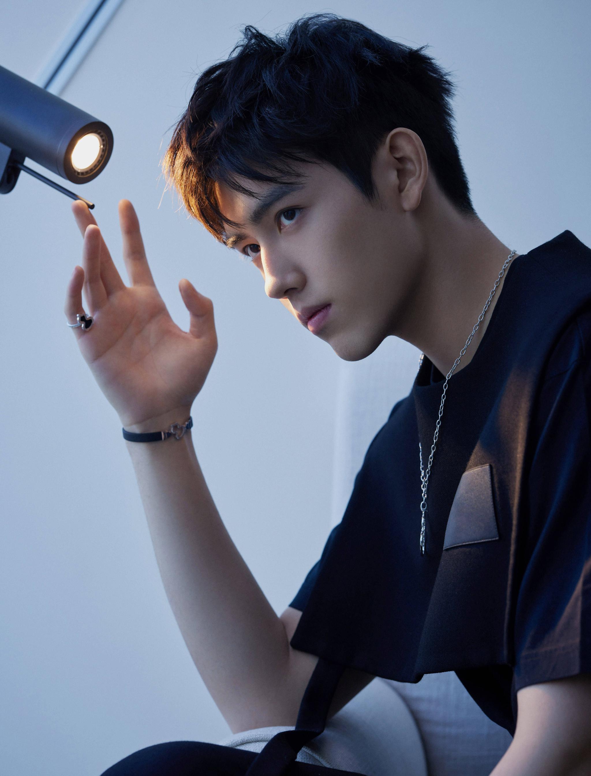 陈飞宇鎏金光影大片,搭配亮眼葫芦配饰,氛围感十足