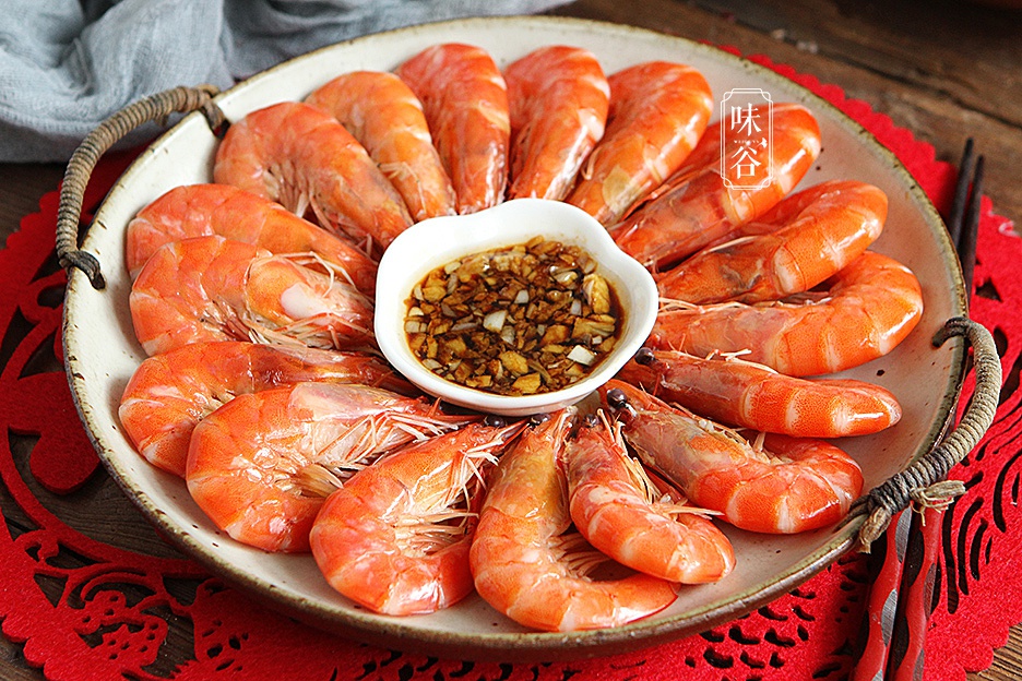 水煮虾时冷水还是热水下锅总有人弄错难怪虾肉发柴不鲜嫩