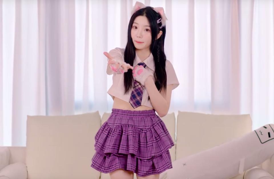 b站欣小萌搞出乌龙事件跳小猫舞穿错了这只猫儿有点奇怪