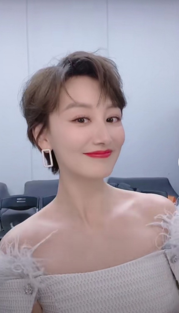 主持人李好37岁妻子秀蚁腰,能用面具围起来,婚姻状况引人猜测|郭晓敏