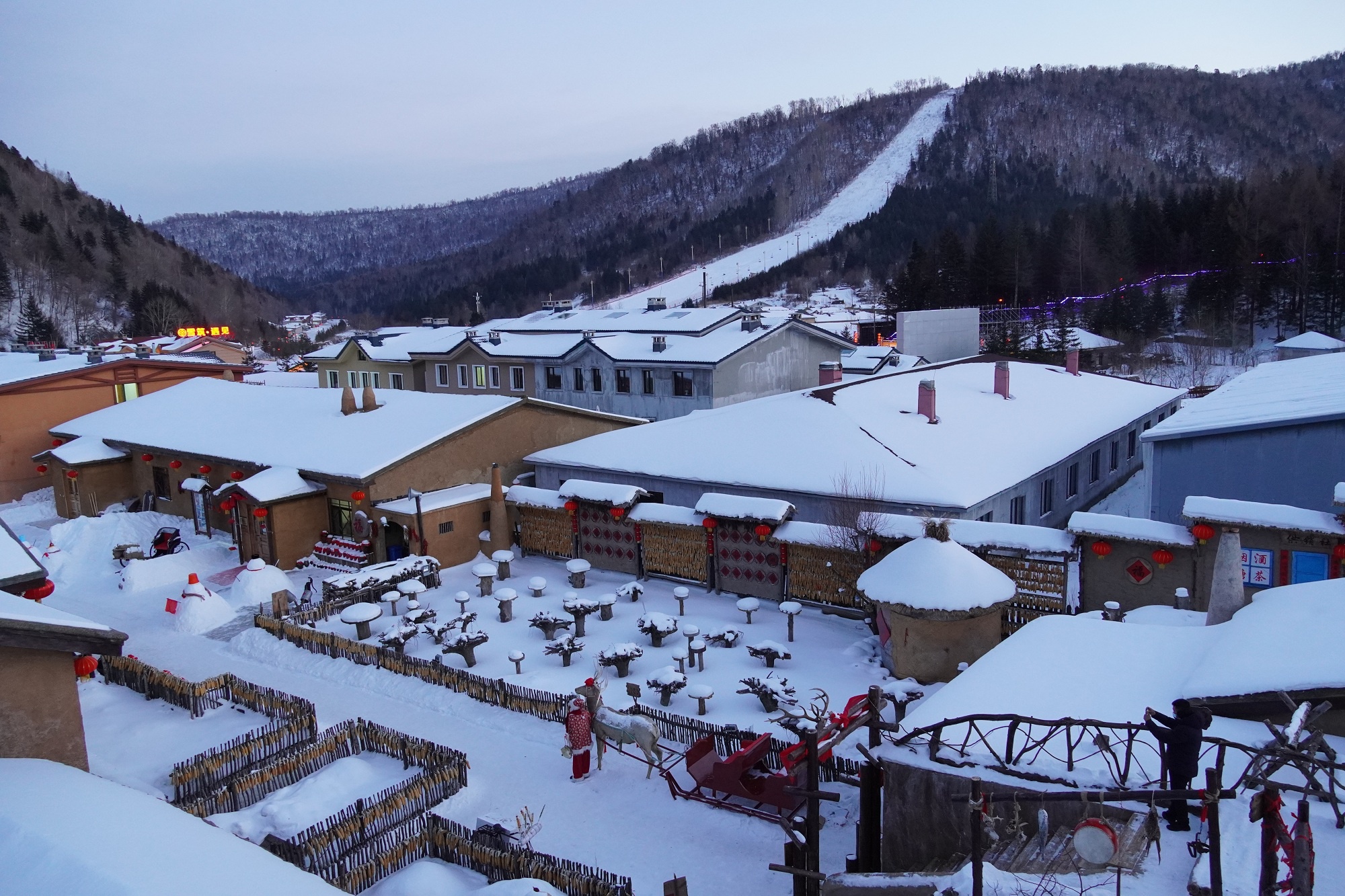 雪乡雪季雪蘑菇让中外游客流连忘返