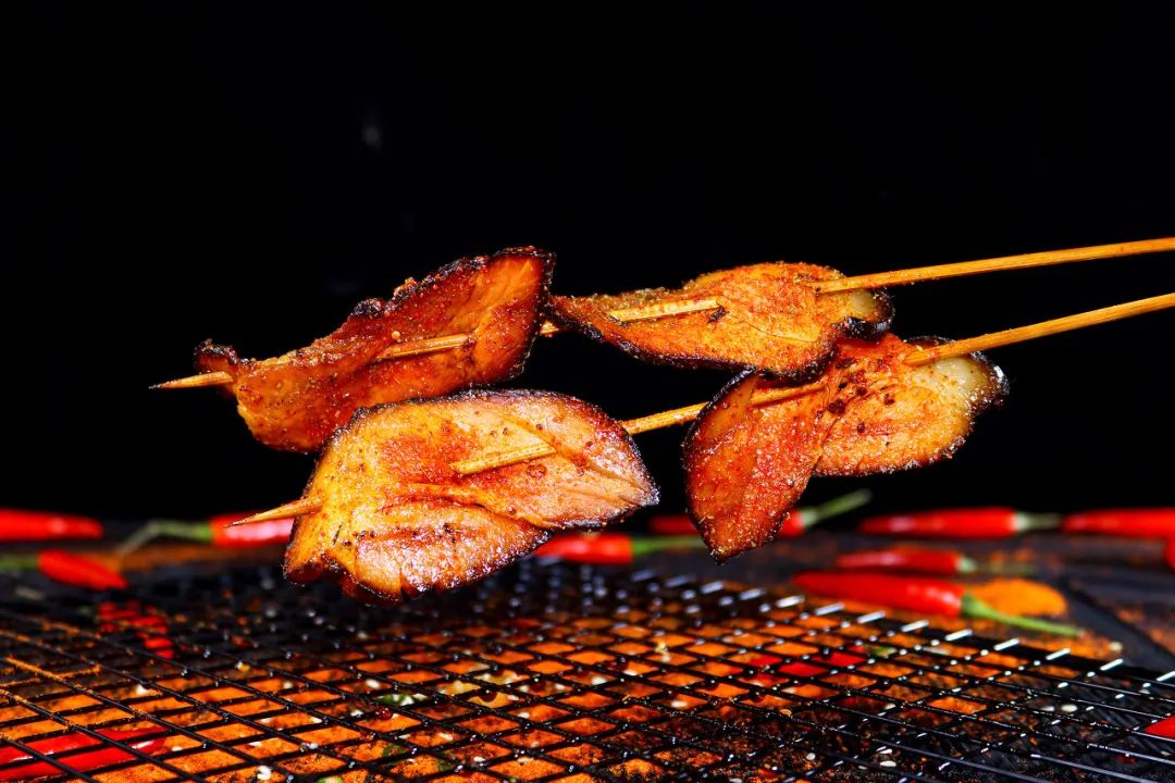 重庆特色烧烤,烤腊肉.图源:图虫·创意  摄影:梦林小丑