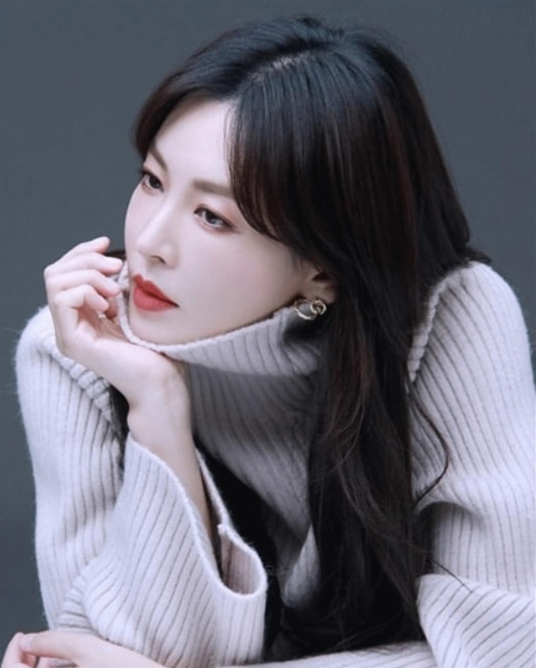 金素妍饰演的千书真,又美又魅,任谁看了不感叹一句:姐姐太飒,这哪是40