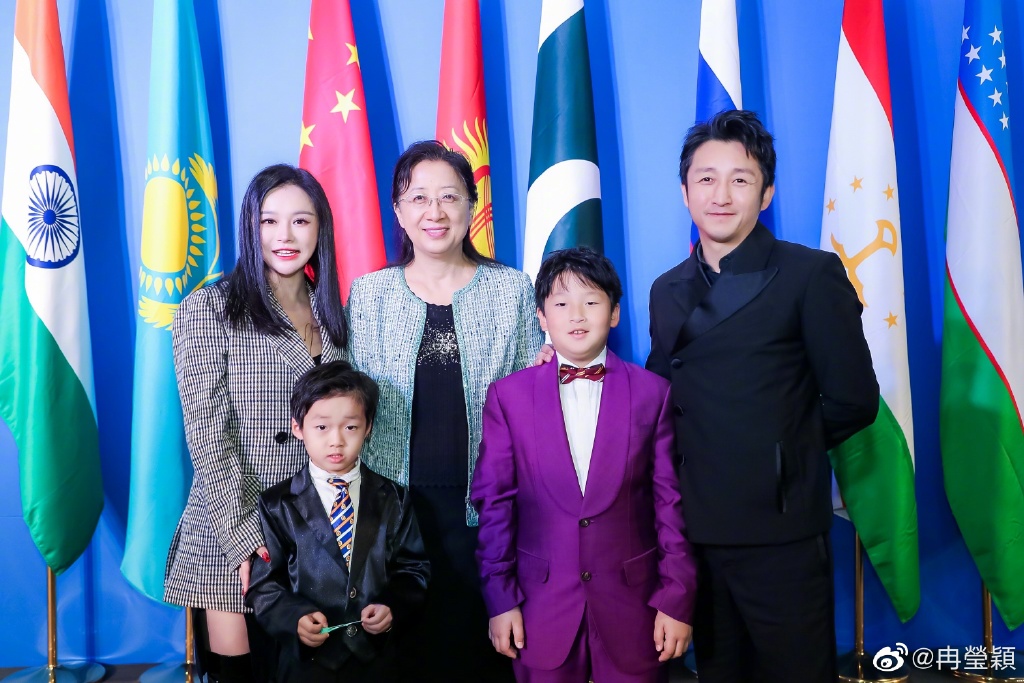 邹市明全家出游没带小儿子!成妻子母校教授,冉莹颖晒照也少一人