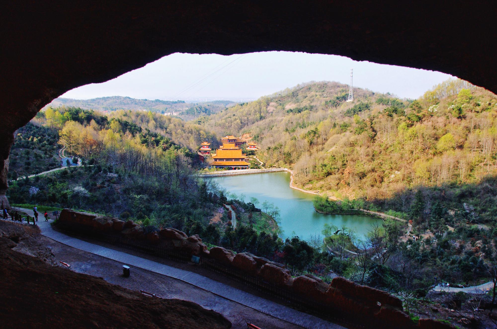 安徽六安最大的石窟,形似月球表面,可容纳数千人堪称奇观|大别山|皖西