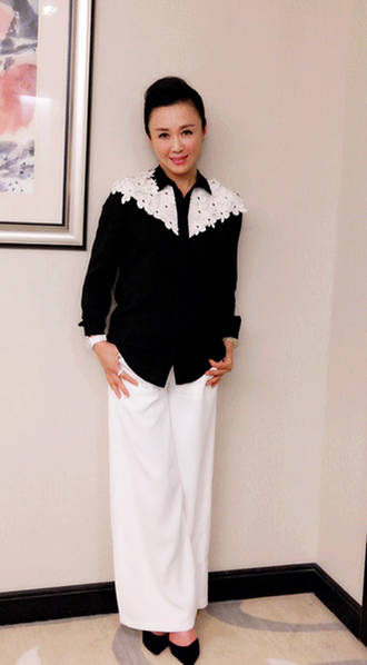 妲己傅艺伟短发微秃56岁老态毕现反差太大被质疑是不是本人