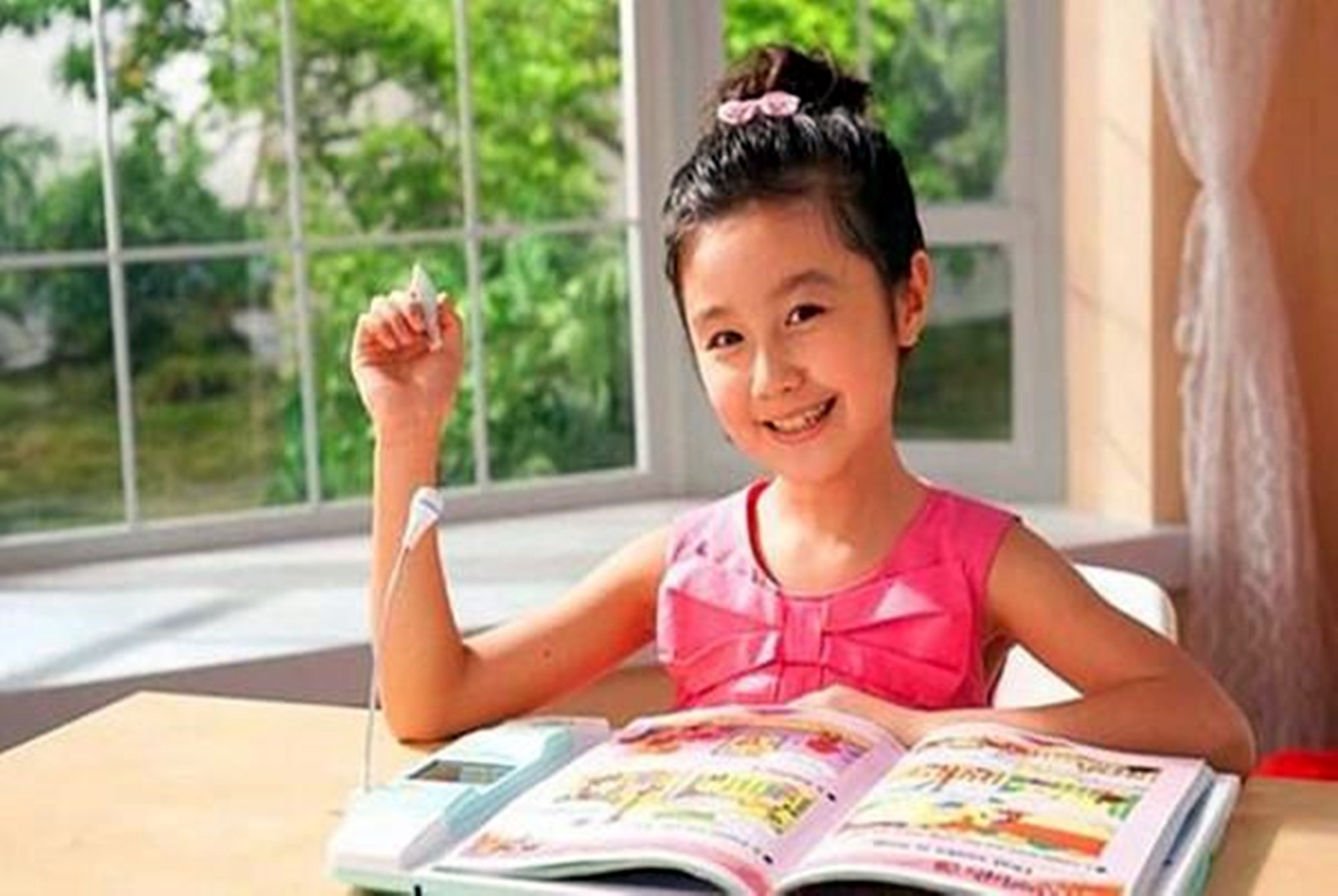 还记得20年前的点读机女孩吗?如今早已成年,成就和改变令人欣慰