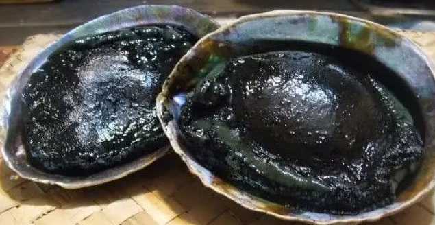 男子海中捞到一些"黑色贝壳"打开一看没想到竟有巨大收获