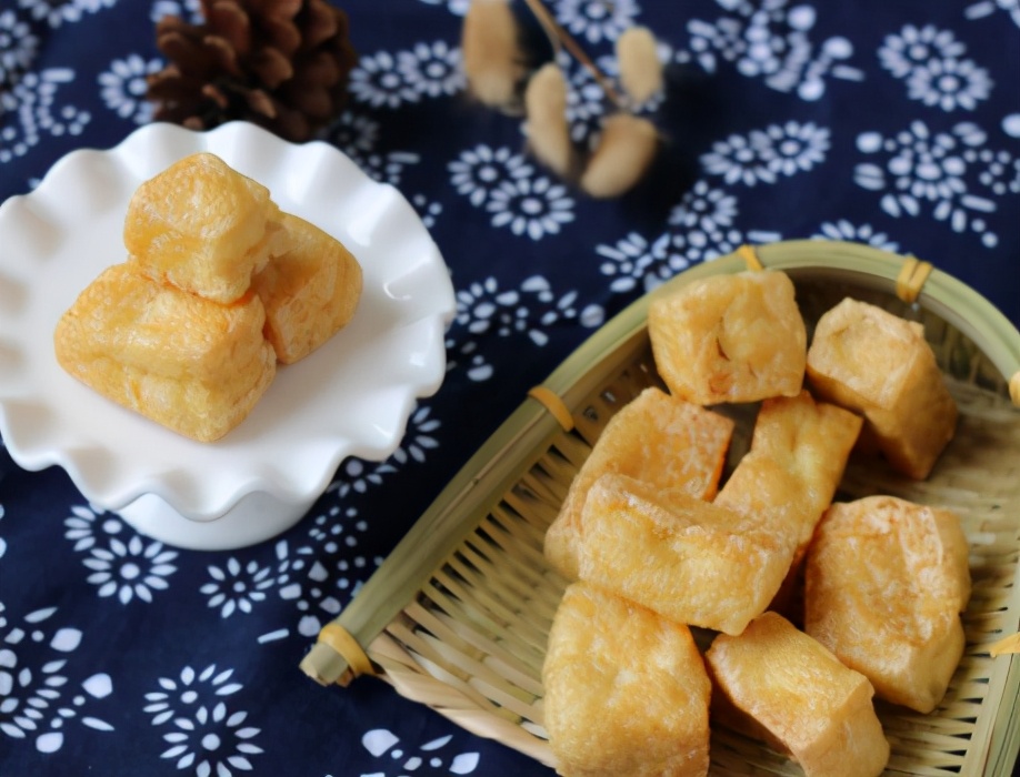 炸豆腐泡时直接炸还是裹面粉大厨做对了金黄酥脆鼓大泡