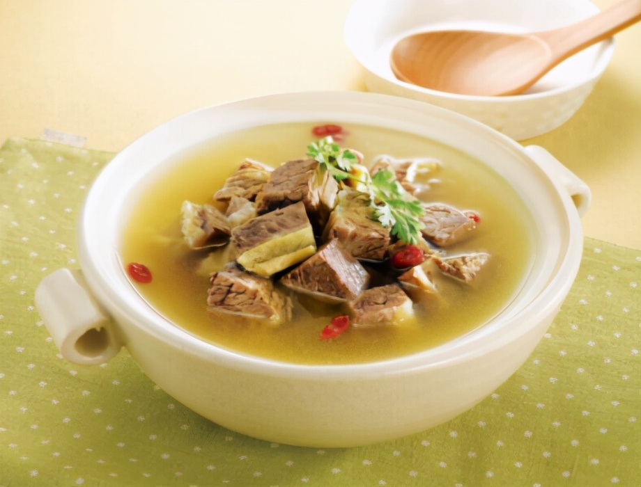 清炖牛肉汤时,掌握3个小细节,牛肉软烂汤鲜香,原汁原味更清亮